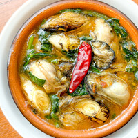 牡蠣と焼きネギ、紀の里産ほうれん草のアヒージョ