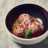 トマトとモッツァレラチーズのアランチーニ(¥650/2p〜)