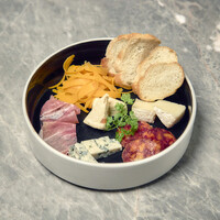 生ハムとチーズ盛り合わせ