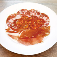 ハモン・セラーノとイベリコ豚サラミの盛り合わせ〈S〉