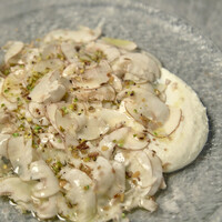 ブラウンマッシュルームのカルパッチョ リコッタチーズとマスカルポーネのホイップ