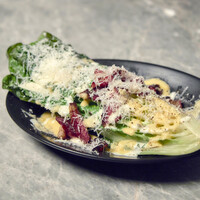 焼きシーザーサラダ イベリコ豚ベーコンとロメインレタス