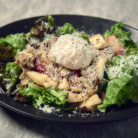 イベリコ豚ベーコンと長野高原キノコの温製チーズサラダ