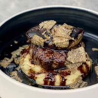 黒毛和牛ハンバーグとフォアグラのロッシーニ風 トリュフ赤ワインソース