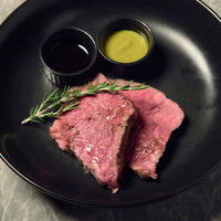 黒毛和牛イチボ(150g)の鉄板焼 グリーンマスタード/ローストセサミソース