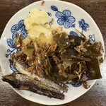 中華そば 純 - 出汁をとった後の煮干しや昆布等を甘辛煮にしたものが自由にどうぞと置いてある。マヨつけると美味しい