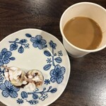 中華そば 純 - サービスのコーヒーと、いつもはないバナナに生クリームとチョコレートソースをかけたデザート←これもサービス。