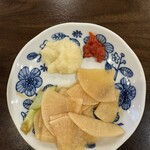 中華そば 純 - 大根の醤油漬けもサービスで置いてあった。口の中がさっぱりする。