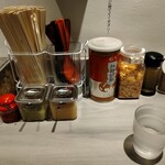 横浜家系 てつ家 - ２０２５年１０月現在の卓上の薬味類