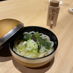 京都御所南 串かつ凡 - 〆の九条ネギだけのうどん小椀。揚げ物の最後にシンプルな一腕は特別な味わいです。ここで原了郭の黒七味はお約束ですな！