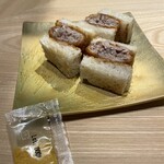 京都御所南 串かつ凡 - 同じく〆に“鮪のカツサンド”。これもまた新発想です。左下は粉辛子。軽くパンを焼いてあるのが食感を良くしています。ドーンと大量ではなくこの程度の少量がホントに程よく素晴らしく適量です。