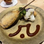 京都御所南 串かつ凡 - “牛頰肉の赤ワイン煮込み”こんな凝った牛頰も串カツにすれば…例えば茄子の串カツと見た目見分けつかないのが辛いところ。しかし一口味わえば次元の違う味わいを感じます。ソースで“凡”の文字が！