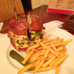 ホーミーズ - ハンバーガー❤️トッビングはチーズ、アボガド、目玉焼き(⌒▽⌒)