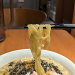 燕三条 酒麺亭 潤 - ところどころ太さの違う平たいモチモチ麺