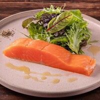 数種のハーブサラダと厚切り八ヶ岳サーモンのマリネ