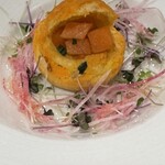 レストラン フォンタナ - シューの中にサーモンが小さく切られたものがまるで南瓜のように仕立ててあります。遊び心を感じます