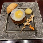 鉄板焼き いわ倉 - 月見バーガー。遊び心素敵。