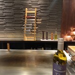 鉄板焼き いわ倉 - カウンターから見た店内