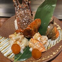 鉄板焼き いわ倉 - 手前は何日も醤油漬けにして作られたべっこう飴のような黄身。美味しかったです。焼き加減はしっかりと少しレアな所もあり、それぞれの食感を楽しめました。