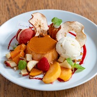 りんごと柿、紅茶シロップのプリンアラモード