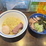 麺や 青雲志 - 卵がうっすら赤いんです！