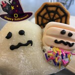 にゃんとパリパリなクレープ - 求肥でうまいことおばけを表現しています。中はアイスなので雪見だいふく感も楽しめました♪(マシュマロの下には生クリームが入っていました)