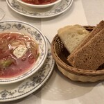 サラファン - ボルシチとロシアパン