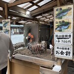 華厳の滝　つみっこ - ■山女魚￥700：ほんのり温かい山女魚の塩焼きは、香ばしさと身の締まりが心地よく、観光地らしい手軽さが魅力。ただ、釣り場で味わう熱々の臨場感には及ばず、少し物足りなさも。次回は名物のすいとんで、地元の味をじっくり堪能したい。