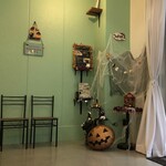 にゃんとパリパリなクレープ - 店内はハロウィンとねこの装飾で溢れていました