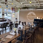 アリーズ フレンド カフェ&レストラン - 広く 開放的な店内♪ ピアノもありました