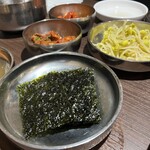 野毛とりとん - 韓国海苔、ナムル、キムチ