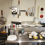 カウンターから見えるキッチン