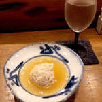 福島「奈良萬」ひやおろし（￥620）、スパイシー鶏だんご（￥310）。ラーメンスープのような旨味！