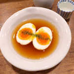 地鶏の月見たまご（￥210）。半熟に仕上げたおでん、上品で旨味たっぷりのお出汁