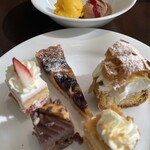 フレンチ キッチン - いちごのケーキ、プラムのタルト、キャラメルのケーキがとっても美味しかった