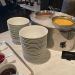 フレンチ キッチン - マンゴーのシャーベットとチョコレートアイス。ソース色々ありました