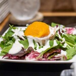 わいん食堂 Chez とし - 2025.10 お通し（400円）チキンロール 柿のピクルス ヨーグルトソース