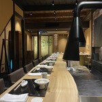 京都御所南 串かつ凡 - 店内に入ると…、先ず目に飛び込む白木のカウンターが清々しいです。重厚感あるのに爽やかな感じがします。この空間、私的には非常に落ち着きます。凄く居心地が良いです！