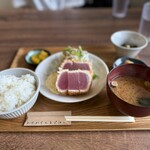 あさからひるごはん - 私のいただいたマグロのレアカツ定食。このマグロがしっかりとした肉厚で大分お腹いっぱいになります。下に敷かれたタルタルソースがまた良い仕事をしてくれます。ご飯とお味噌汁がおかわりできるのが嬉しいですね。