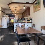 あさからひるごはん - こじんまりとした店内ですが、人気店だけあり、続々とお客さんが来られていました。