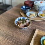 あさからひるごはん - マグロのアヒポキ。新鮮なマグロを香味野菜と特製ダレで和えた南国風の一品で、ごま油の香りが広がる、さっぱり爽やかな味わいです。これだけでご飯が進みます‼️
