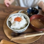 あさからひるごはん - 奥さんのいただいた令和のTKG。ふわふわのメレンゲに濃厚な黄身がのった新感覚の卵かけご飯‼️口当たり軽やかで、卵の旨みがまろやかに広がる贅沢な一杯です。