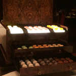 銀座 レカン - 小菓子が入った箱　ジュレ、マカロン、チョコレート、焼き菓子が整然と並びます