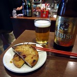 立ち飲み屋 大瀧 - 「エビス（中瓶）」380円也。「さつま揚げ」150円だったかな。税込。