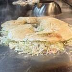 本通り - めちゃ焼かれてるお好み焼き達