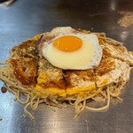本通り - 肉玉そば+目玉焼きトッピング