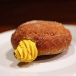 Hachihare - かぼちゃクリームのドーナツ