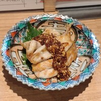 卓 - お通し(鶏セセリ焼き)