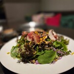 ニルヴァーナ ニューヨーク - イチジクが乗ったグリーンサラダ