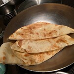 ニルヴァーナ ニューヨーク - ナンは食べやすいようにカットされています